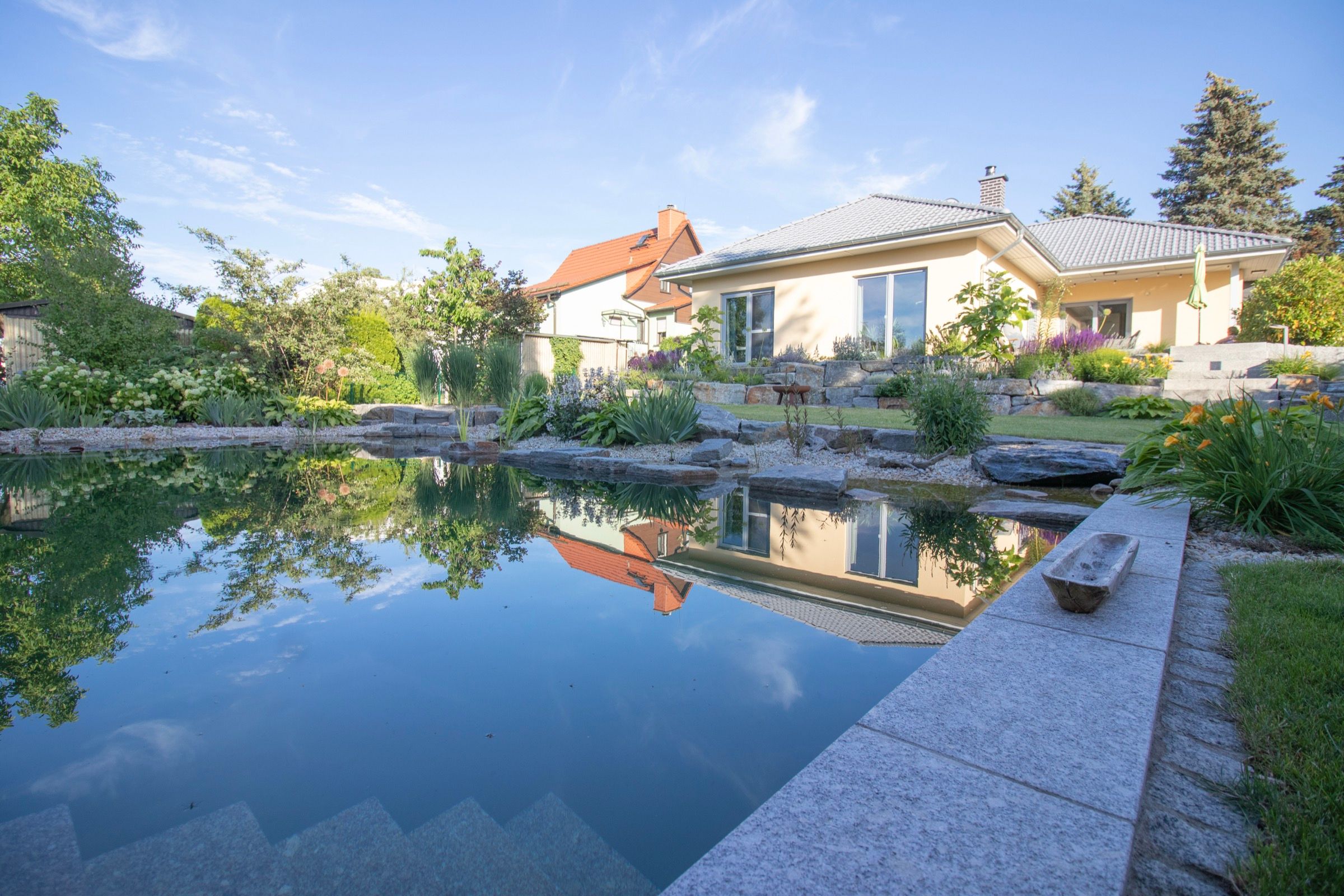 Naturpool mit Blick aufs Wohnhaus, Projekt von Wirth & Wiener