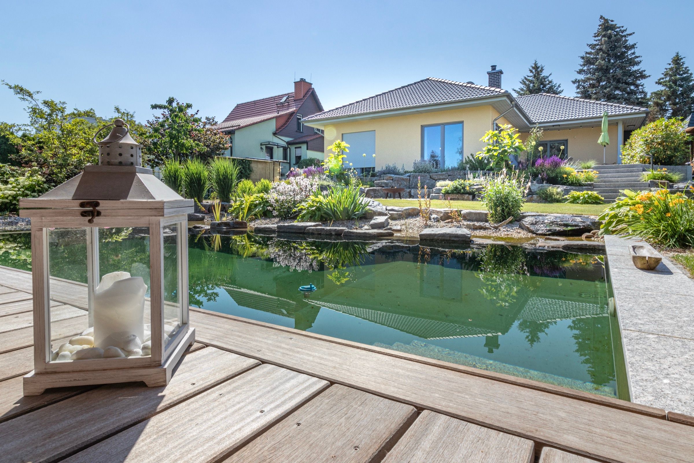 Holzdeck am Schwimmteich mit Laterne