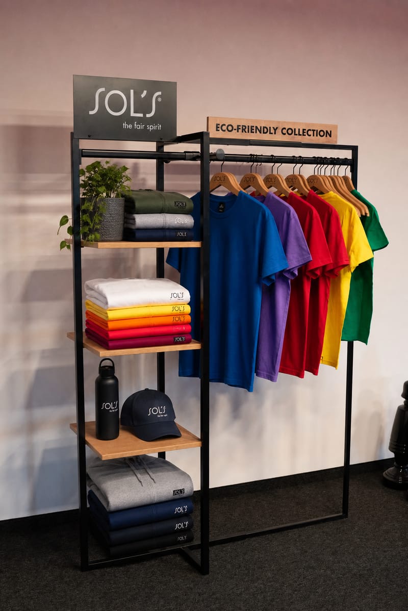 Bedruckte Textilien aus der GUMU-Werkstatt — T-Shirts, Hoodies und Merchandise