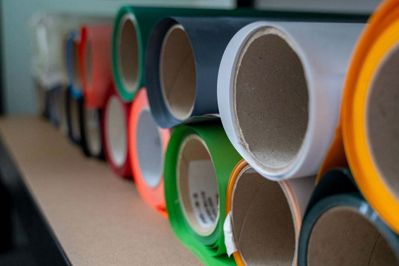 Werkstatt-Detail aus dem GUMU-Textildruck — Heat Press und Drucktechnik im Einsatz